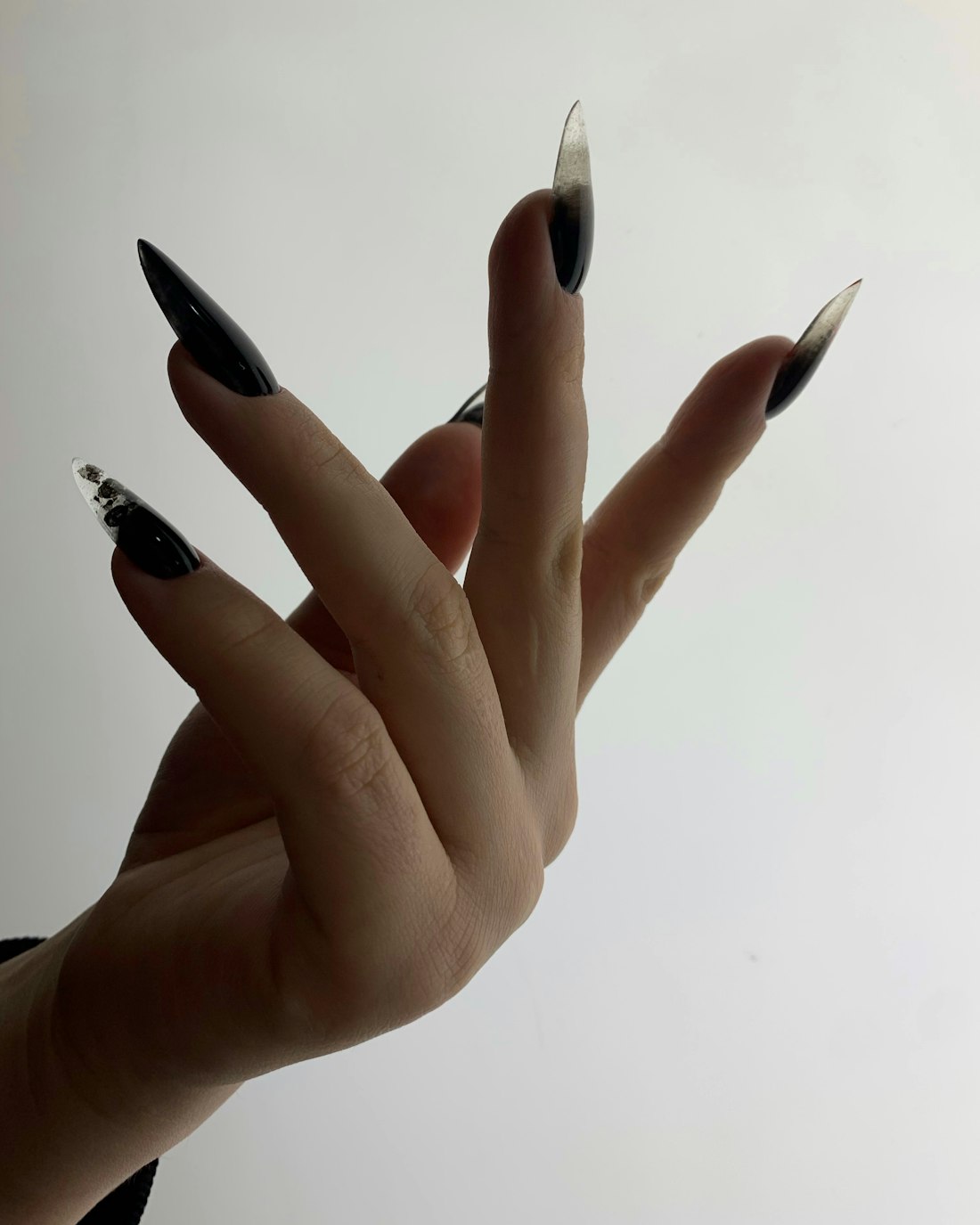Uzun siyah krom stiletto protez tırnak modeli (örnek görsel)